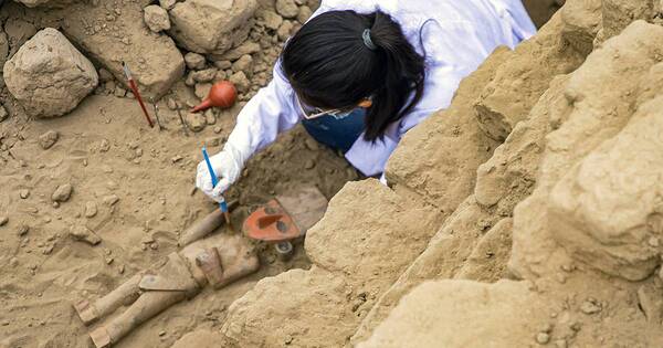 La Nación / Investigadores hallan escultura de más de 850 años en ciudadela prehispánica de Perú