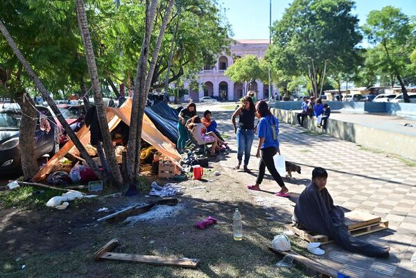 Indígenas desalojados de Alto Paraná seguirán en Plaza de Armas - Nacionales - ABC Color