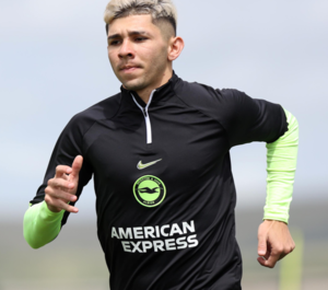 Julio Enciso entrenando con sus compas en el Brighton (VIDEO)