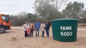 Gobernación de Boquerón entregó tanques de agua a granjeros y emprendedoras