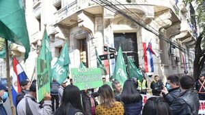 Manifestación de la FNC deriva en incidentes por bloqueo policial