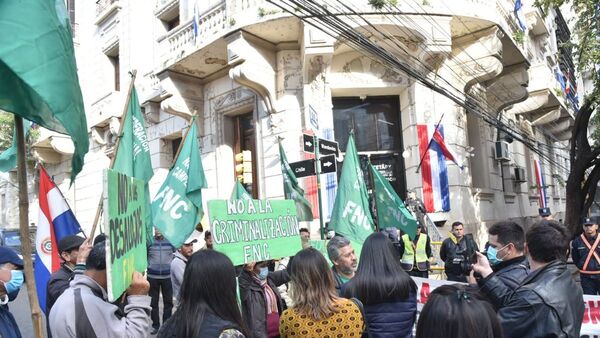 Manifestación de la FNC deriva en incidentes por bloqueo policial