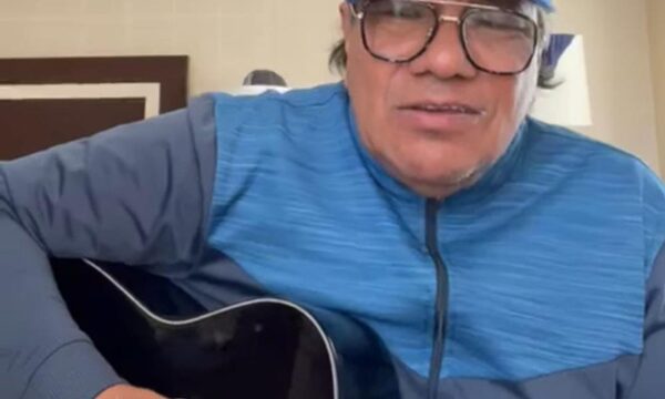 (VIDEO) Guadalupe Esparza cantó y saludó a niña paraguaya