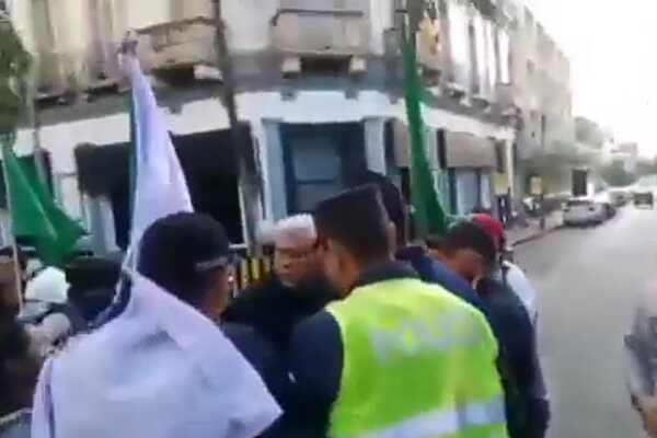 Campesinos y policías a los empujones frente al Ministerio del Interior