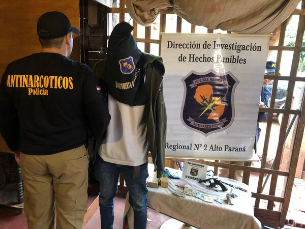 Detienen a presunto distribuidor de drogas durante allanamiento - La Clave