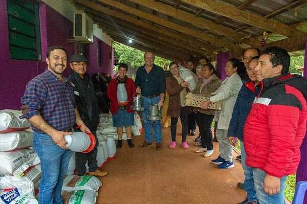 Cambyreteños reciben aporte para la producción de aves de corral