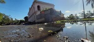 Agua maloliente, baches y basura frente al Cabildo y la Plaza de Armas  - Nacionales - ABC Color