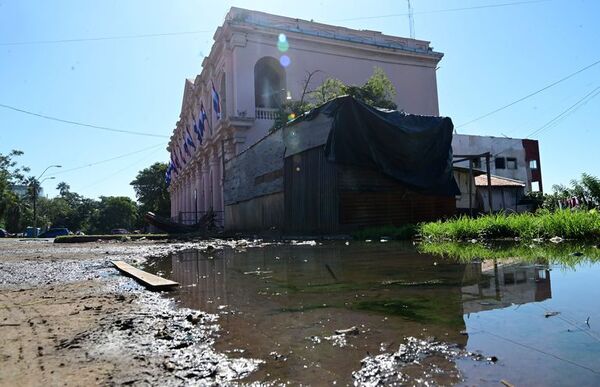 Emblemáticas plazas de Asunción reciben fiestas patrias con basura, cloacas y ocupadas - Nacionales - ABC Color