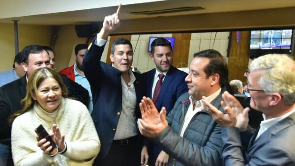Santiago Peña califica de "puro humo" las acusaciones sobre lavado contra Cartes