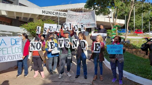 Bañadenses se manifiestan contra la subasta de terrenos de la Costanera  - Nacionales - ABC Color