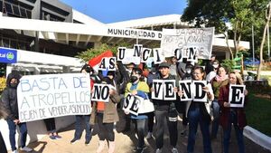 Ciudadanos protestan contra la subasta de tierras de la Costanera