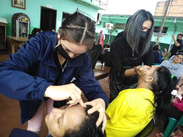 Estilistas y maquilladores solidarios brindan tratamientos de belleza a internas del CERESO
