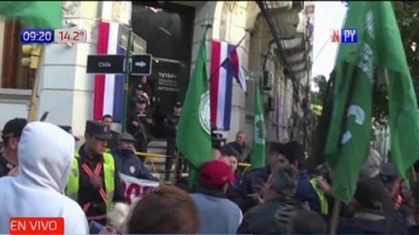 Manifestaciones de la FNC frente al Ministerio del Interior - Paraguaype.com