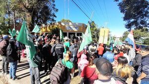 Unas 200 personas de la FNC se manifiestan contra desalojos - Nacionales - ABC Color