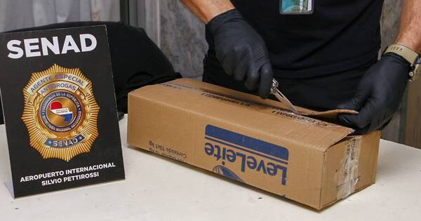 La Nación / Hallan cocaína oculta en cajas de tinta en envíos aéreos para Asia