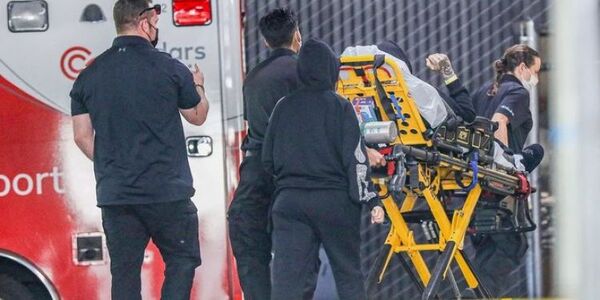 Internaron de urgencia a Travis Barker, baterista de Blink 182 y esposo de Kourtney Kardashian
