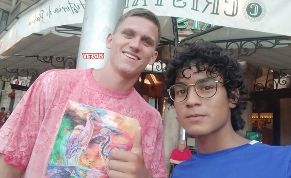 El paraguayo que fue guía y jugó un 'partidito' con la nueva estrella del Newcastle