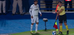 La insólita patada de un jugador de Palmeiras al árbitro asistente