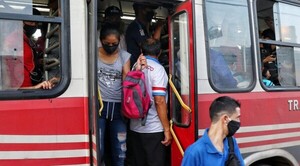 Diario HOY | Instan a utilizar tapabocas dentro de los buses ante aumento de casos