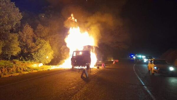 Camión se incendia en plena subida al Cerro Caacupé - Nacionales - ABC Color