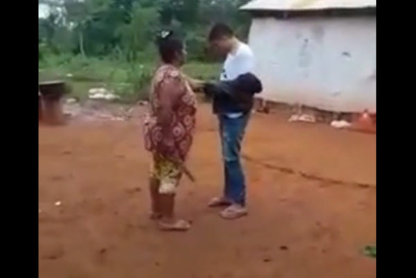 (VIDEO) Doña corrige a su hijo a machetazo limpio voi