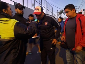 Diario HOY | Hinchas no pudieron ingresar a la Olla, dieron positivo al alcotest