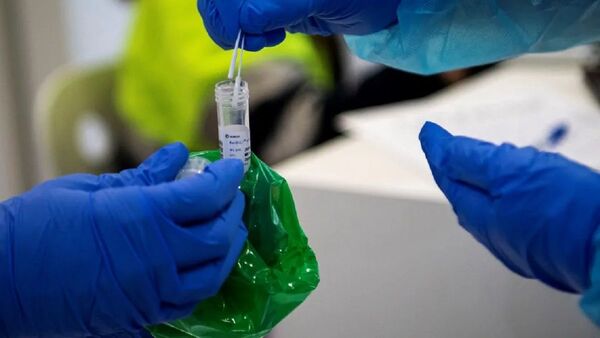 Científicos describen base genética del Covid más grave en los mayores