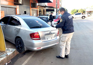 Marginales abandonan un auto tras asalto y choque - La Clave