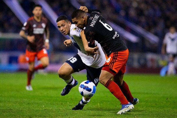 Vélez le perdonó la vida a un River Plate que tuvo a David Martínez como titular