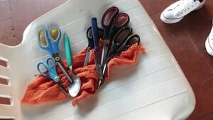 Encuentran cuchillo y tijeras en mochilas de alumnos