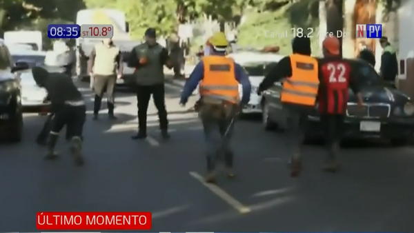 Batalla campal entre agentes de la PMT y obreros en Asunción