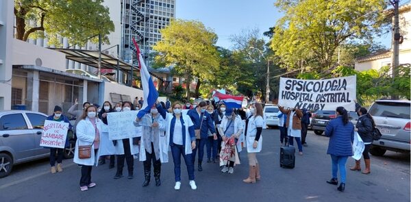 Psicólogos cierran calle exigiendo aumento salarial - Nacionales - ABC Color