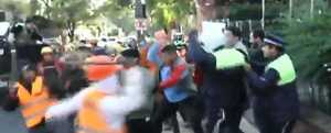 Obreros y PMT en una batalla campal en la vía pública