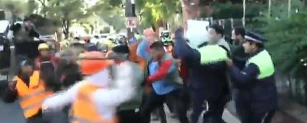 Obreros y PMT en una batalla campal en la vía pública