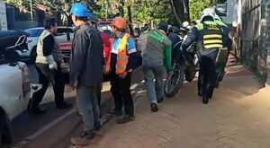 Video: enfrentamiento entre obreros y agentes de la PMT deja varios heridos - Nacionales - ABC Color