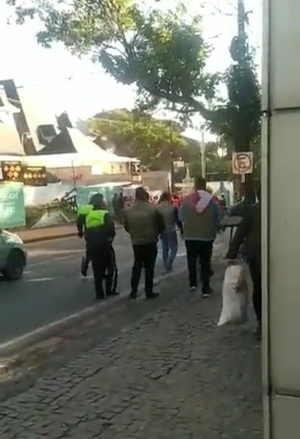 Agreden a agentes de la PMT de Asunción por intentar retirar motos estacionadas en la vereda