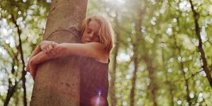 ¿Sabías que abrazar un árbol es terapéutico?