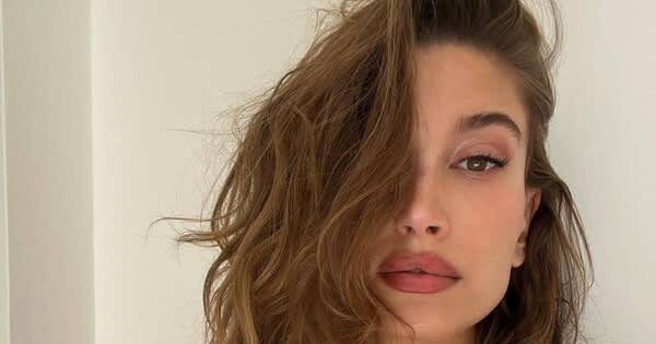 La Nación / Una Barbie: Hailey Bieber deslumbra con un minivestido rosa en redes