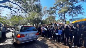 Con globos blancos despiden a alumno que murió atropellado