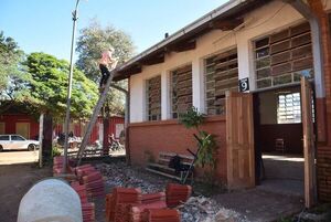 Padres reparan techo de un colegio en San Juan Nepomuceno - Nacionales - ABC Color