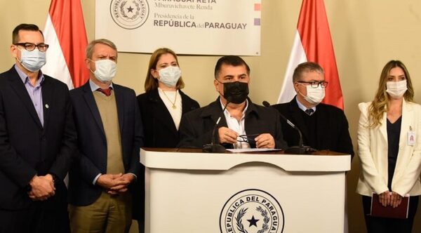 Borba anuncia implementación de la carrera del profesional médico