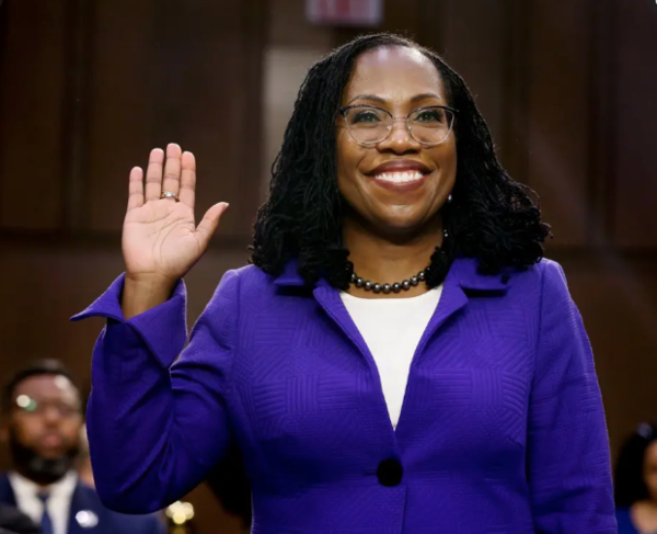 Diario HOY | Nuevo hito en EEUU al asumir primera mujer negra en la Corte Suprema