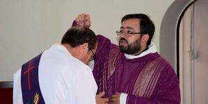 La Iglesia chilena suspendió a un sacerdote experto en exorcismos por abusar sexualmente de su prima