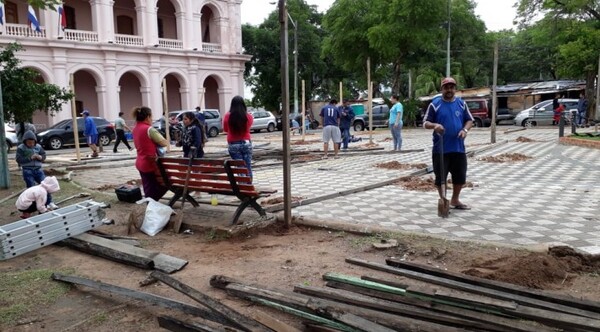 Pondrán vallas en Plaza de Armas para limpiar y evitar nuevas ocupaciones | 1000 Noticias