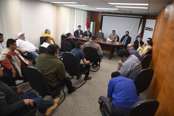 Combustible: Camioneros insisten en inviable rebaja de G. 1.000/l en Petropar para no ir al paro - Nacionales - ABC Color