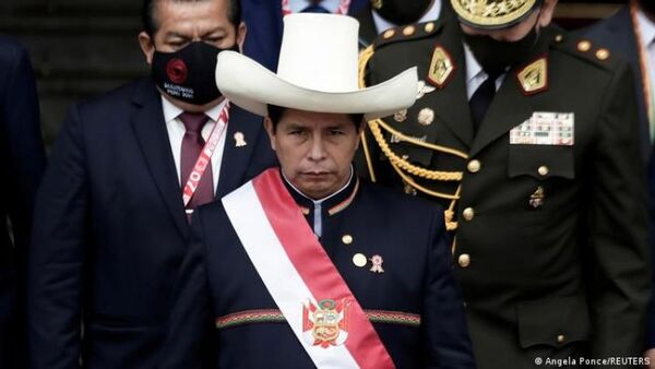 Partido que llevó al poder al presidente de Perú pasa a la oposición