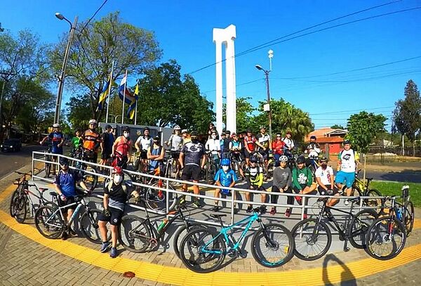 Dos motochorros asaltan a los tiros a un grupo de diez ciclistas en Luque - Policiales - ABC Color