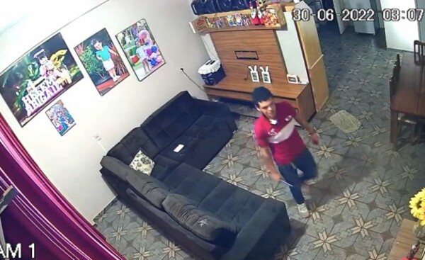 Solitario delincuente hurta varios objetos de valor de una vivienda