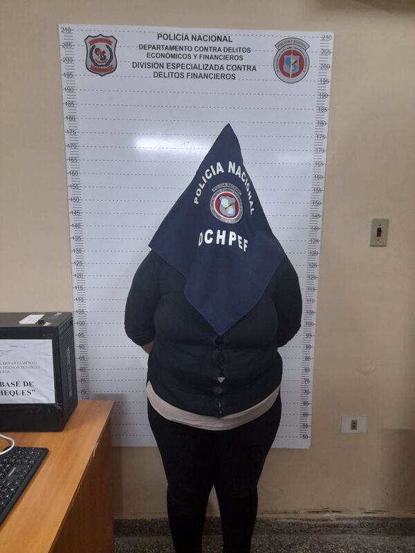 Mujer intentó sacar dinero con cheque presumiblemente falso y fue aprehendida en el banco - Nacionales - ABC Color