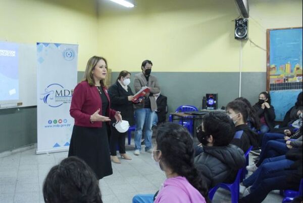 Realizaron conversatorio con estudiantes para evitar que sus derechos sean vulnerados en redes sociales